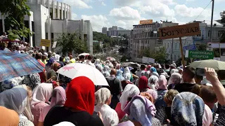 Крестный ход спускается  по Трехсвятительской. 2019 год