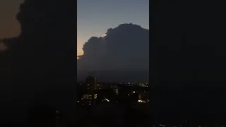 雷雲の中の稲妻シャワー