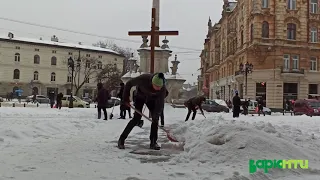 Бойко підкидає снігу Садовому