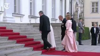 Queen arrives for state banquet