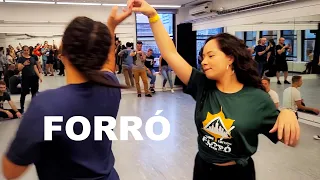 Forró musicality and melody - dance demonstration by Juzinha (pé descalço) & Aninha