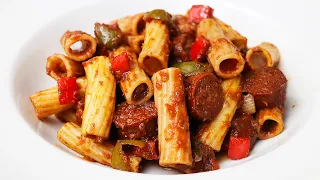 Macarrones con chorizo y salsa de tomate al vino tinto