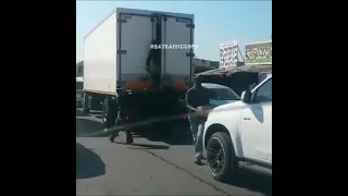 South Africans loot truck stuck in traffic!