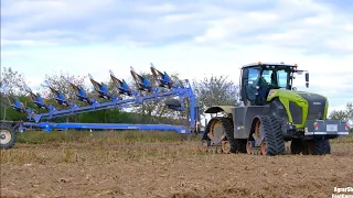 CLAAS XERION 5000 beim Pflügen