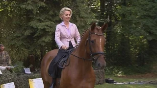 Ursulavon der Leyen - Die Verteidigungsministerin hoch zu Ross