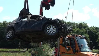 PKW 2 Jahre nach Flutkatastrophe aus Ahr geborgen in Bad Neuenahr-Lohrsdorf am 09.06.23