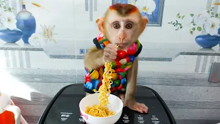 Smart Monkey KaKa eats delicious instant noodles with Dad