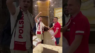 Sławomir Peszko uczy śpiewać recepcjonistę w hotelu! Polska biało-czerwoni 🇵🇱 #shorts