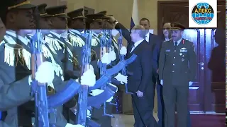 Путин надел фуражку на голову военнослужащего палестинской гвардии