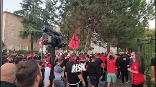 Uragani Kuq e Zi niset drejte stadiumit, incidenti tifozit me gazetarin para ndeshjes Shqiperi-Çeki