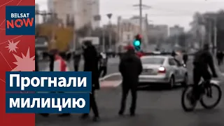 Протестующий напал на машину милиции