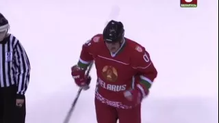 Александр Лукашенко получил удаление в матче рождественского турнира по хоккею