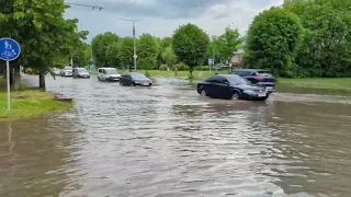 Після літної грози вулиці Луцька затопило. Відео 2