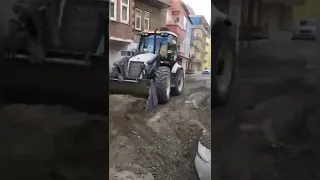 DAR SOKAKLARDA HİDROMEK İLE KANAL DOLGUSU/CHANNEL FILLING WITH HİDROMEK IN NARROW STREETS