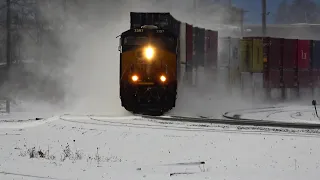 Trains In The first Snow of 2023. Short NS Train Knocks Down The Signal. Big + Fast CSX Stack Train!