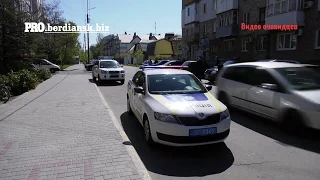 В центре Бердянска мужчина бегал за своим обидчиком с молотком