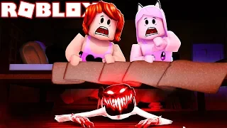 TEM UM BICHO EMBAIXO DA NOSSA CAMA (Roblox- Sleepover)