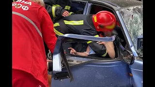 У Хмельницькому рятувальники ліквідували наслідки ДТП, у якій травмувалося двоє громадян