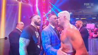 Roman Reigns y Cody Rhodes se Confrontan Cara a Cara - WWE SmackDown Español: 13/10/2023