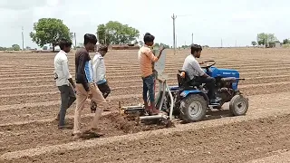 મીનિ ટ્રેકટરથી ચોમાસુ મગફળીની ઓટોમેટિક વાવણીયાથી વાવણી. ગામ શિશક.