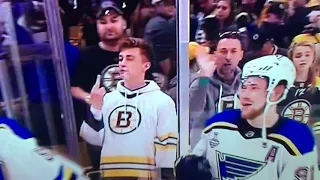 Hilarious Boston Bruins fan flips off the Blues