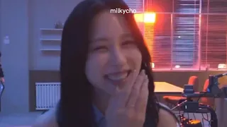 Mina is the number one fan of "Momoring"