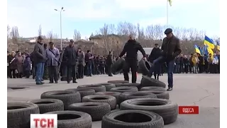 В Одесі будівлю обласної адміністрації обклали автомобільними шинами