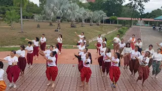 ซ้อมรำหน้าอนุสรสถาน ท้าวสุรนารี ที่ มทส.