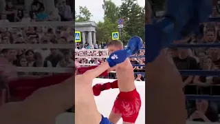 Иван Минченко (красный угол) в полупрофессиональном бою по Тайскому боксу 25 июня 2022