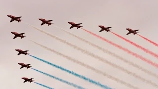 CLACTON AIRSHOW - RAF RED ARROWS AEROBATIC DISPLAY OVER THE PIER - 2015