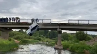 В Тверской области УАЗ сбросили с моста в реку