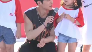 iKON B.I - Sings with 5 year old girl such heart felt.