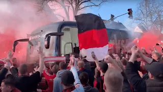 Emotionaler Busempfang von Leverkusens Fans vor dem Derby 2022