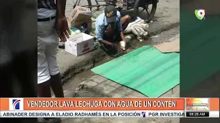 Vendedor lava lechuga con agua de contén | El Despertador SIN