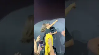 enrique iglesias fan kissing video