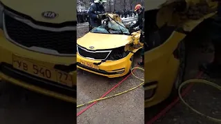 В Москве самосвал упал на такси