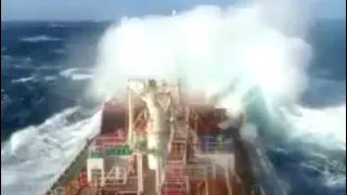 TOP 10 LARGE SHIPS OVERCOME MONSTER WAVES IN FEROCIOUS HURRICANE