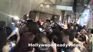 7 Harry Styles arrives in LA from London to a crazy fan frenzy at LAX airport 09 05 14