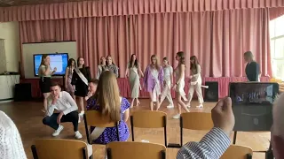 Шкільний флеш-моб від випускників в Дніпрі