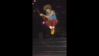 Sam rarely jumped 10 times in ending “You Really Got Me” during ’92 ForUnCarKnow Tour