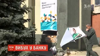 Нічний вибух в Одесі: невідомий підірвав вікно у відділенні банку