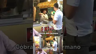 Un griego que le vende comida turca a un mexicano en Francia