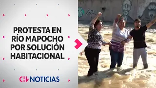 Detienen a manifestantes tras protesta de pobladores en Río Mapocho por solución habitacional