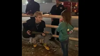 Machine Gun Kelly played guitar for a little girl