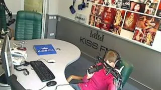 Dasha Dance упала со стула во время прямого эфира на Kiss Fm