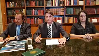 Live de quinta-feira com o Presidente Jair Bolsonaro (23/04/2020). Temas: auxílio Caixa e outros.