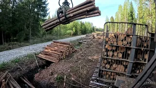 John Deere 1010G Forwarder - Unloading spruce pulpwood (Sped up video)