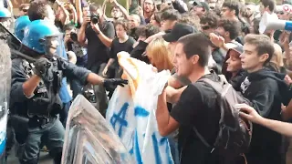 Scontri a Torino tra studenti e polizia durante la manifestazione per la visita della Premier Meloni
