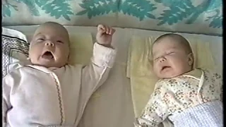 Чихать одновременно умеют только двойняшки. Twins sneeze at the same time