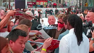 Brad Pitt Signing Autographs at BULLET TRAIN Red Carpet London film Premiere #Bradpitt